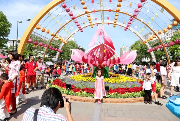 Người dân TPHCM hân hoan du xuân đầu năm ảnh 7